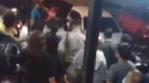 Petugas membawa WNA Nigeria yang menusuk nenek-nenek di Apartemen Kelapa Gading