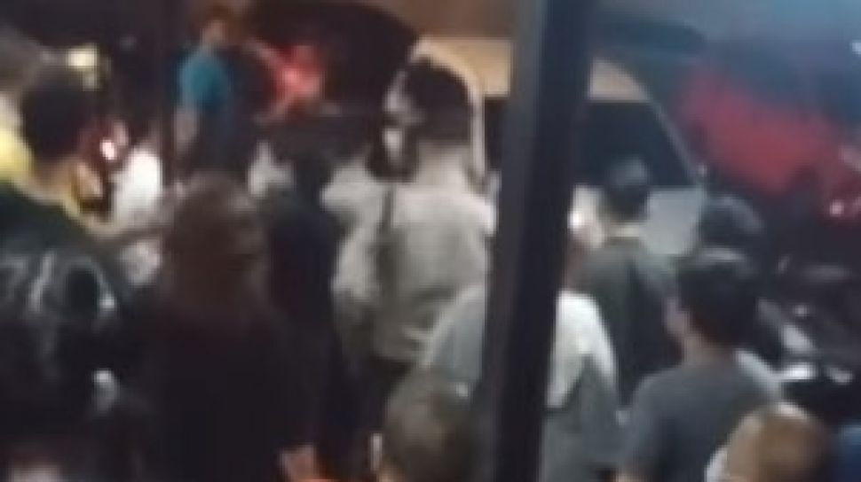 WNA Nigeria Tusuk 2 Nenek Di Jakut Terancam 5 Tahun Bui Petugas membawa WNA Nigeria yang menusuk nenek-nenek di Apartemen Kelapa Gading