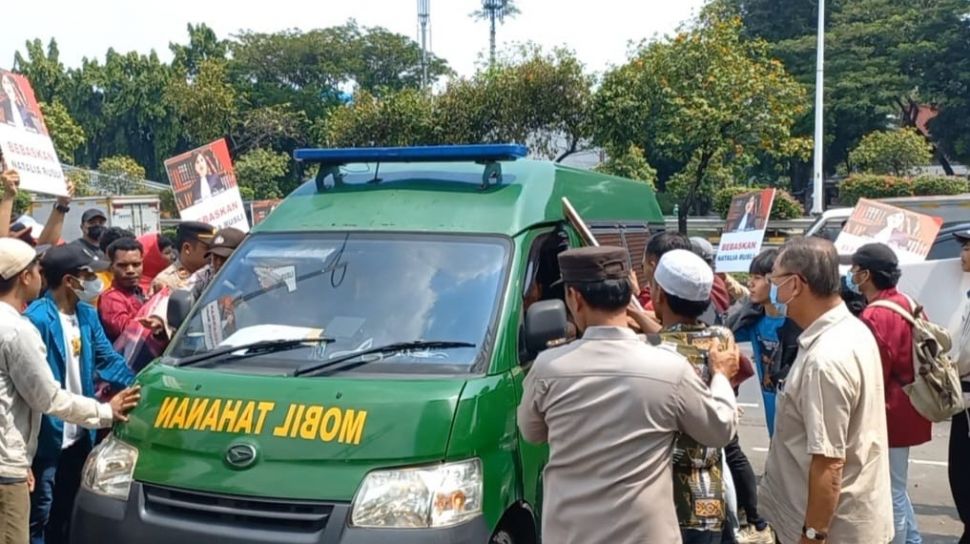 Mobil Tahanan Natalia Rusli Disergap Massa Koalisi Mahasiswa Hukum Mobil Tahanan Natalia Rusli