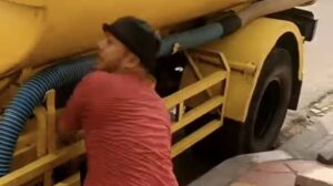 Viral sopir truk tinja buang limbah di jalan Tanjung Duren, Jakarta Barat.