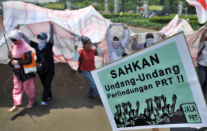 sejumlah aktivis dari jaringan nasional advokasi pekerja rumah tangga (jala prt) melakukan aksi memperingati hari pekerja rumah tangga indonesia di depan istana merdeka