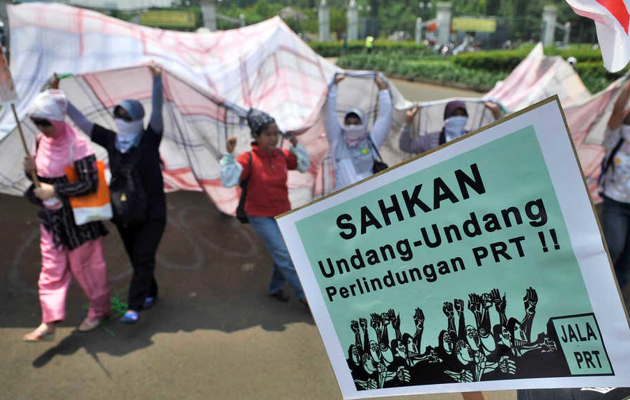 RUU PPRT Disiapkan untuk Melindungi dan Menjamin Hak Pekerja Rumah Tangga sejumlah aktivis dari jaringan nasional advokasi pekerja rumah tangga (jala prt) melakukan aksi memperingati hari pekerja rumah tangga indonesia di depan istana merdeka