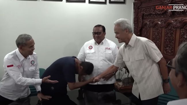 Tidak Hanya Ganjar, Prabowo Juga Menerima Ciuman Tangan dari Buruh. buruh cium tangan ganjar