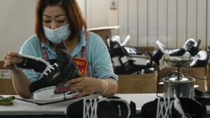 ilustrasi pabrik sepatu