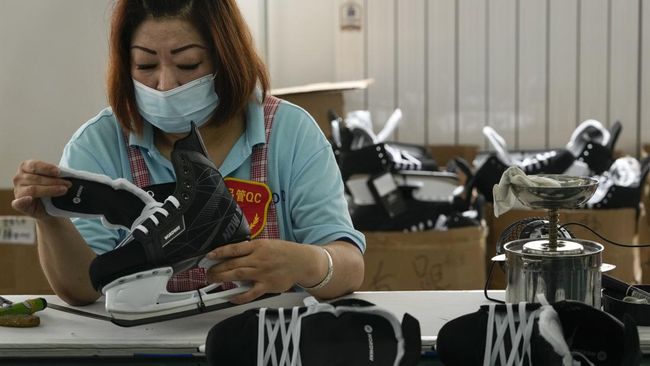 Gelombang PHK Ribuan Buruh Pabrik Sepatu Adidas di Tangerang ilustrasi pabrik sepatu