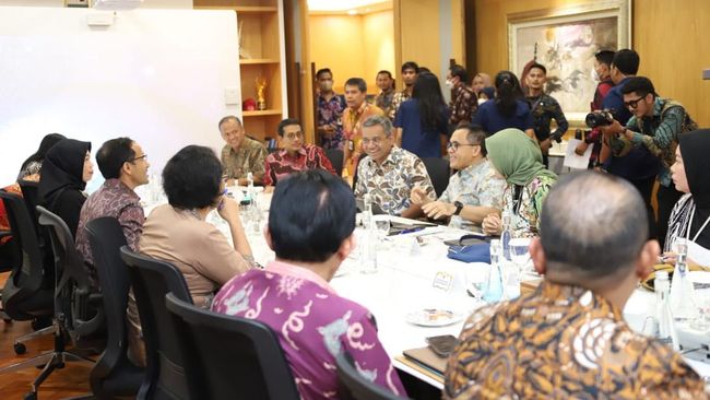 Empat Kementerian Bergerak Menyelamatkan Nasib Guru Honorer Menteri PANRB Azwar Anas usai Rapat