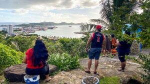 orang orang melihat ke arah pinggir laut dari vierge du pacifique di noumea pada 19 mei 2023
