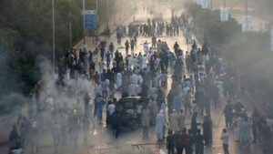 pendukung mantan perdana menteri pakistan imran khan memblokir jalan raya, selama protes menentang penangkapannya, di parachi, pakistan.