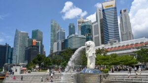 patung merlion digambarkan di marina bay di singapura