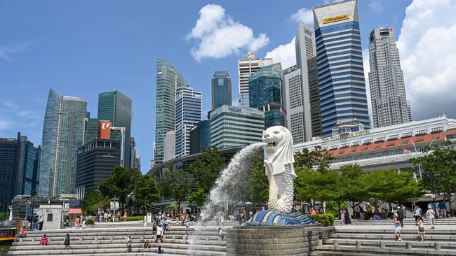 Singapura Tangkap Dua Wanita Indonesia Bawa Uang Asing Senilai 394,4 juta Rupiah patung merlion digambarkan di marina bay di singapura