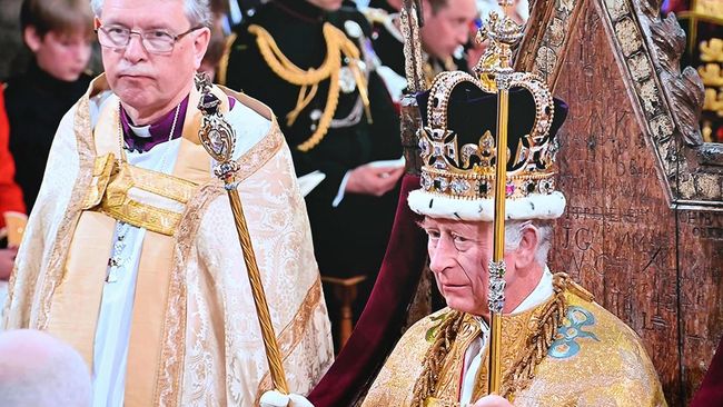 Dosa Kolonialisme dan Propaganda Inggris di Indonesia penobatan raja charles iii