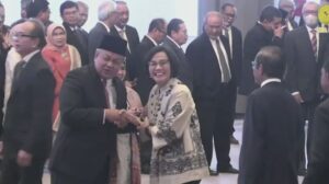 perry warjiyo gubernur bank indonesia bersalaman dengan sri mulyani menteri keuagan