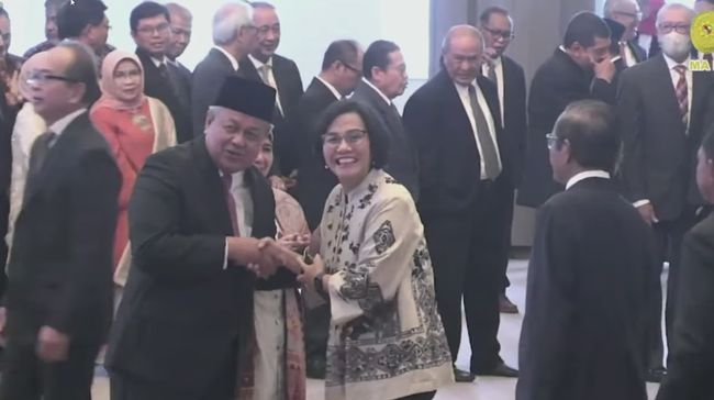 Perry Warjiyo Dilantik Sebagai Gubernur BI Periode 2023-2028 Dihadiri Sri Mulyani & Mahfud MD perry warjiyo gubernur bank indonesia bersalaman dengan sri mulyani menteri keuagan
