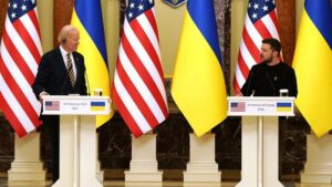 presiden as joe biden kiri dan presiden ukraina volodymyr zelensky kanan menghadiri konferensi pers di kyiv