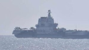 sebuah jet tempur lepas landas dari kapal induk china shandong di atas perairan samudra pasifik selatan prefektur okinawa jepang