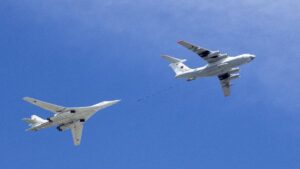 angkatan udara rusia, kanan, mendemonstrasikan pengisian bahan bakar pembom strategis tu-160
