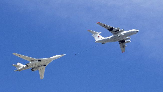 Jet Tempur AS Mencegat Pesawat Militer Rusia dekat Alaska angkatan udara rusia, kanan, mendemonstrasikan pengisian bahan bakar pembom strategis tu-160