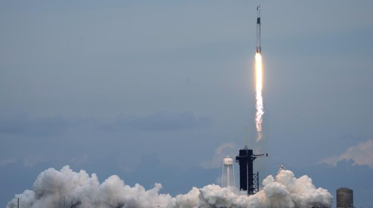 Era Baru Satelit Indonesia: Satria-1 Terbang dari Landasan SpaceX Ilustrasi. Satria-1 Meluncur Dari Landasan SpaceX di CaPe Canaveral, Florida, Amerika Serikat. (AP.Jhon Raoux).