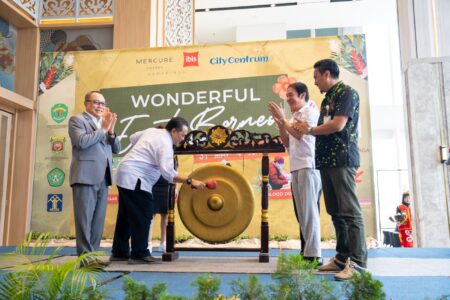 Kepala Dinas Pariwisata Kaltim, Ahmad Hermansya saat membuka Pameran UMKM Wonderful East Borneo di Hotel Mercure Samarinda