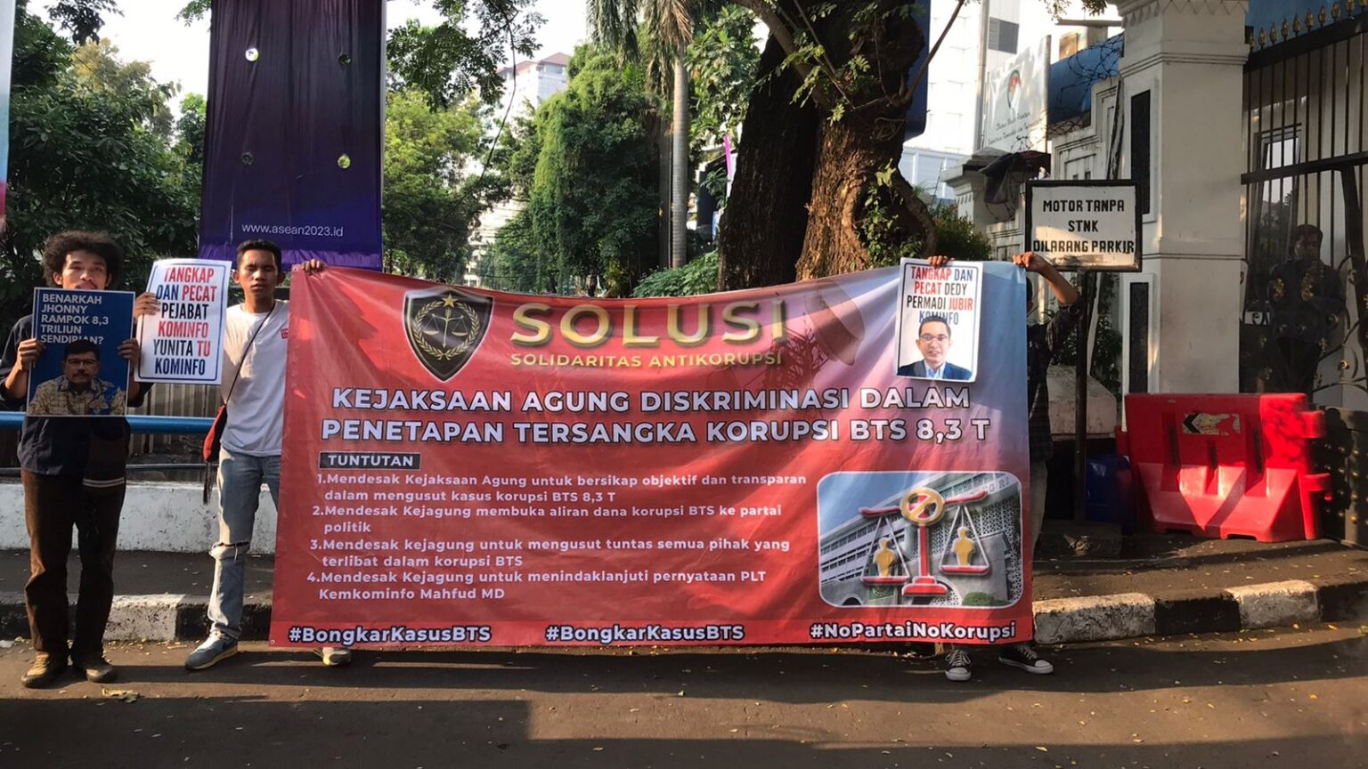 Massa Aksi Desak Mahfud MD Segara Pecat Tiga Oknum Ring Satu Menteri Johnny Aksi demo solidaritas anti korupsi