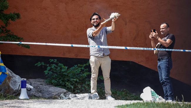 Pembakar Alquran Terancam Lagi, Swedia Gagal Gabung NATO? Seorang Demonstran Membakar Alquran Diluar Masjid Pusat Stockholm di Stockholm Swedia, Pembakar Alquran Terancam Lagi, Swedia Gagal Gabung NATO?(.inet)