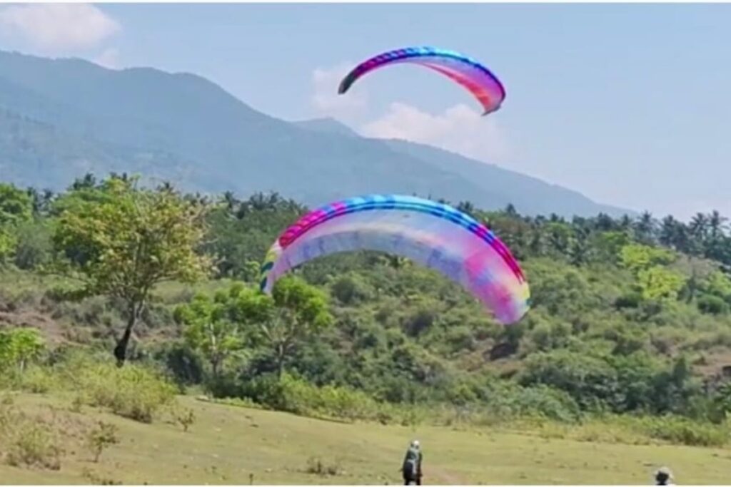 Calon Atlet Paralayang Paser Latihan Keras di Bukit Matantimali Kejar sertifikasi laik terbang! Calon atlet paralayang Paser semangat latihan di Bukit Matantimali, Palu. Menuju prestasi luar biasa.