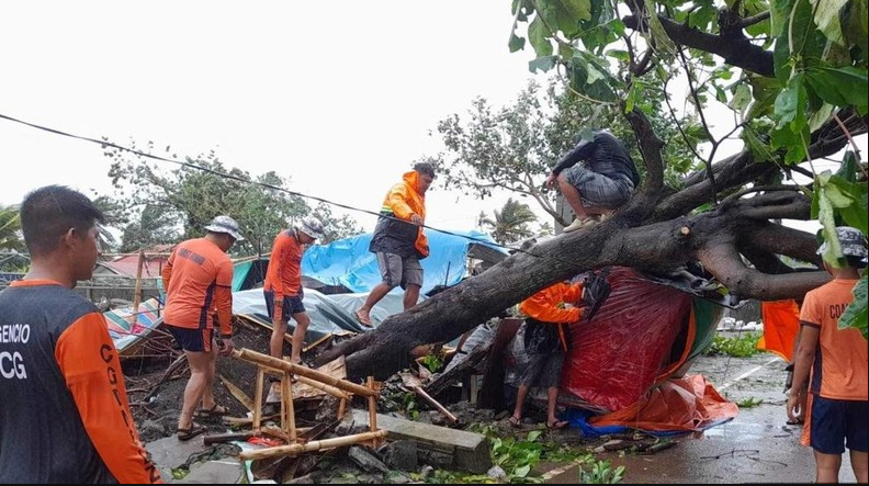 Dampak Topan Doksuri: Tetangga RI Porak-Poranda Topan