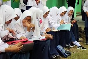 Para siswi salah satu sekolah di Kabupaten Paser
