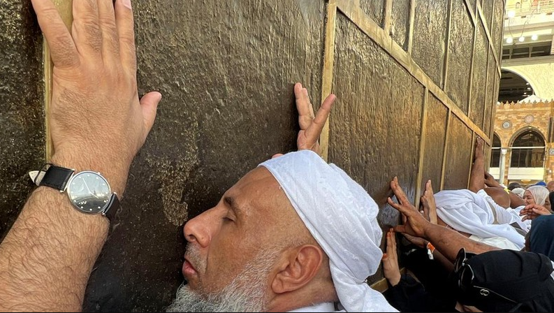 Pemandangan Jutaan Jemaah Haji Ketika Melakukan Tawaf Wada Ilustrasi. Seorang jemaah haji terlihat bersimpuh dengan penuh khusyuk di depan Ka'bah (.inet)