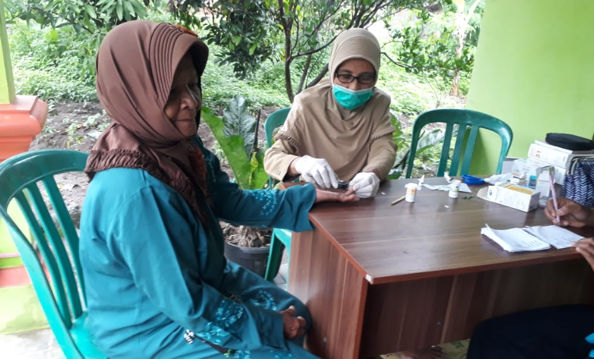 Dinkes Kaltim optimalkan posyandu Lansia dan Stunting Tenaga kesehatan posyandu melayani pemeriksaan pasien lansia