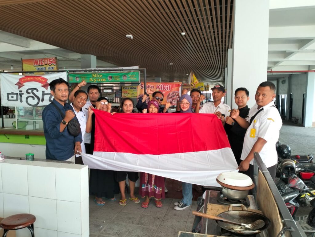 HUT RI ke 78, JMSI dan IPSI Bojonegoro Bagikan Ratusan Bendera Merah-Putih