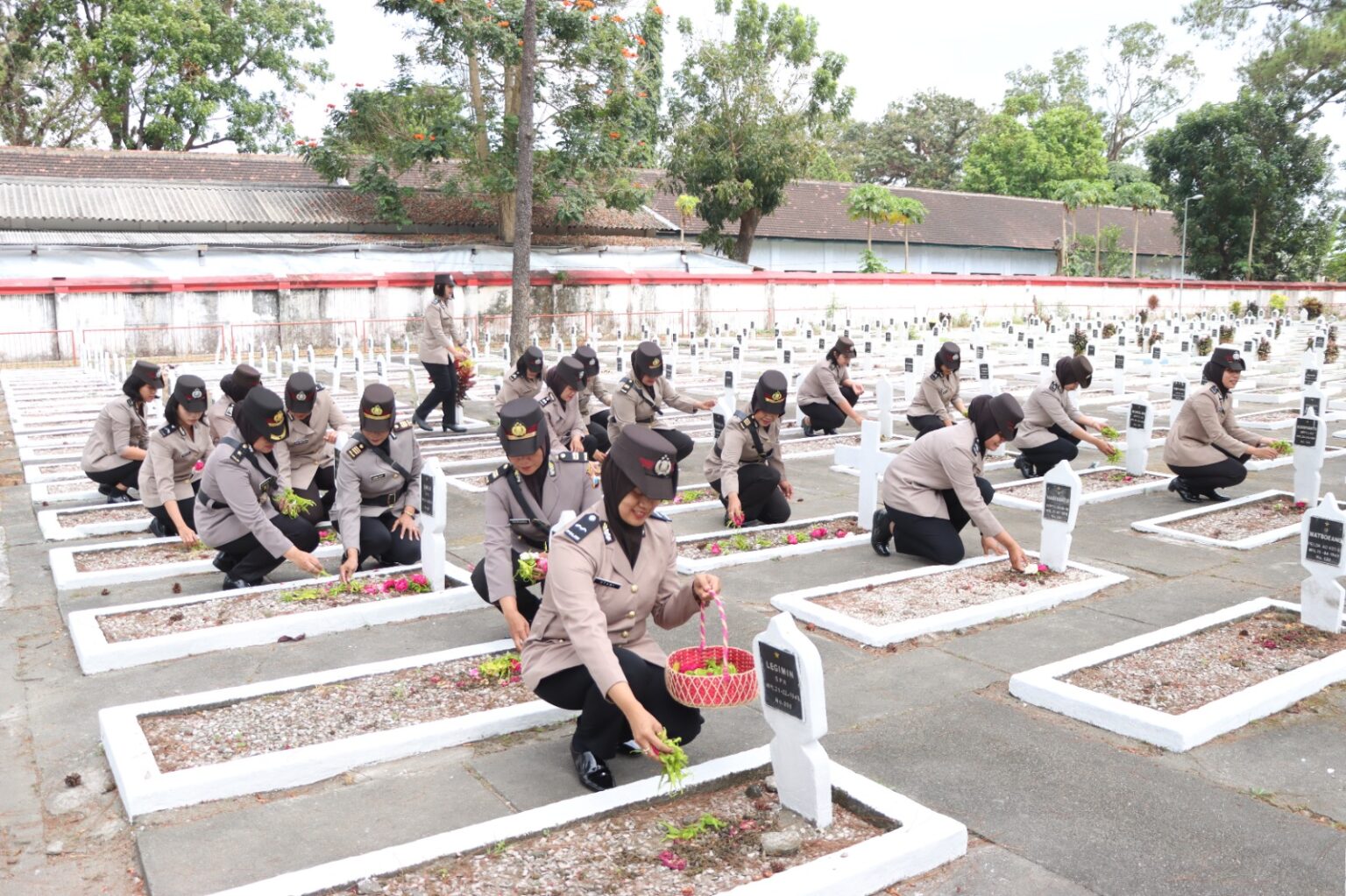 Hari Jadi Polwan Ke-75, Polisi Wanita Polresta Blitar Ziarah Makam Pahlawan