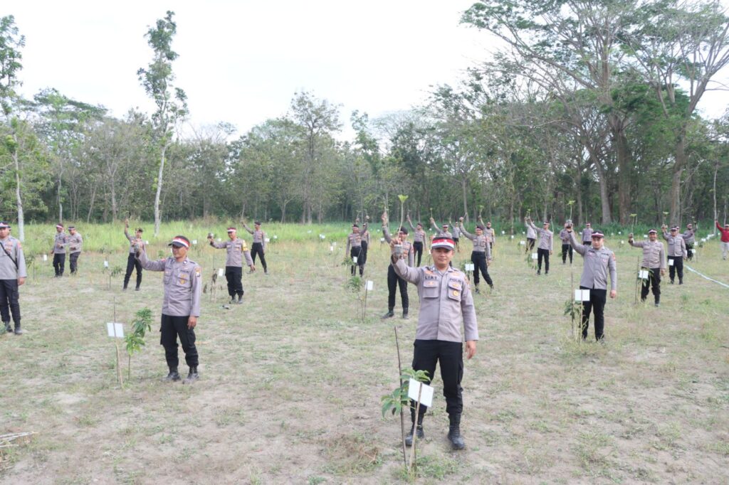 Serentak Se-Indonesia, Polresta Blitar Tanam 1.050 Pohon