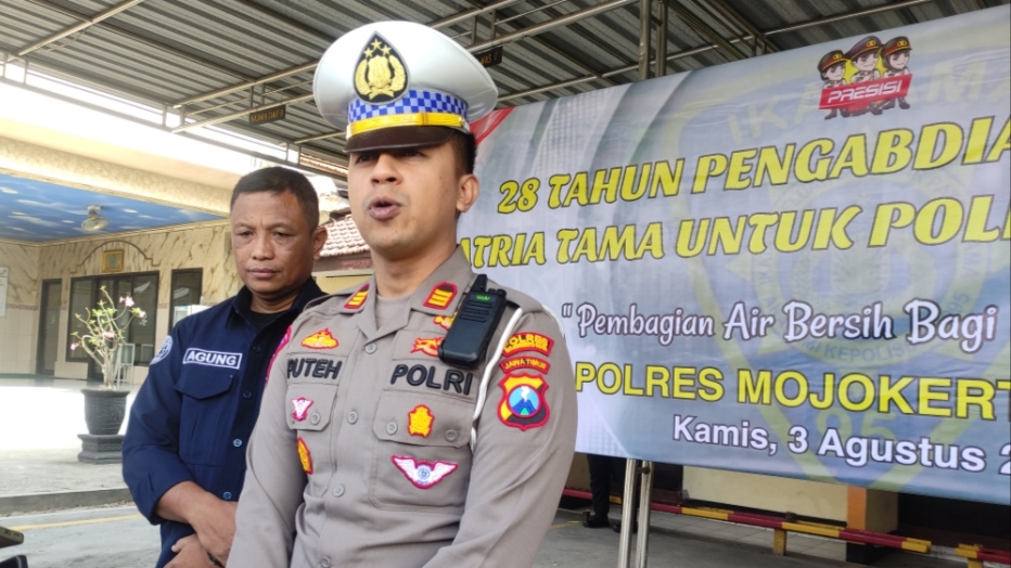 Bagikan Air Bersih di Wilayah Polresta Mojokerto, 28 Tahun Patria Tama Mengabdi