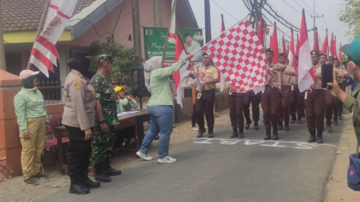 Camat Puri, Nalurita Priswiandini S.STP. M. Med Kom saat memberangkatkan lomba gerak jalan HUT RI ke 78, Sabtu (12/8/2023)