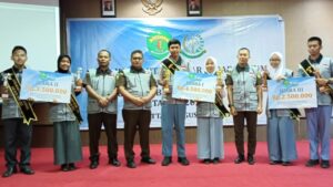 Para pemenang duta pelajar sadar hukum tingkat SMA di Kutim