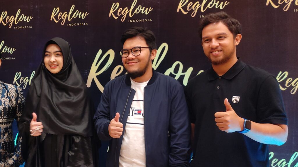 Reglow Indonesia, Brand Lokal Membangun Kecantikan Wanita Indonesia dr. Shindy Putri Brand Owner Reglow Indonesia, Harvika Dirut PT Sinergi Group (tengah), Revaldi Syahputra CEO Reglow Indonesia saat Kopdar Mitra Agen Reglow Kalimantan di Hotel Aston Samarinda, Minggu( 27/8/2023).