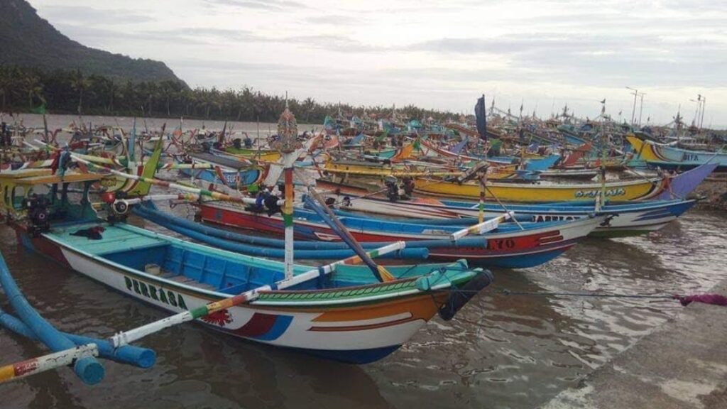 Jejak Perjalanan Panjang Nelayan Indonesia, Dari Tradisi Hingga Modernitas Deretan kapal nelayan sedang bersandar di Puger Jember Jatim