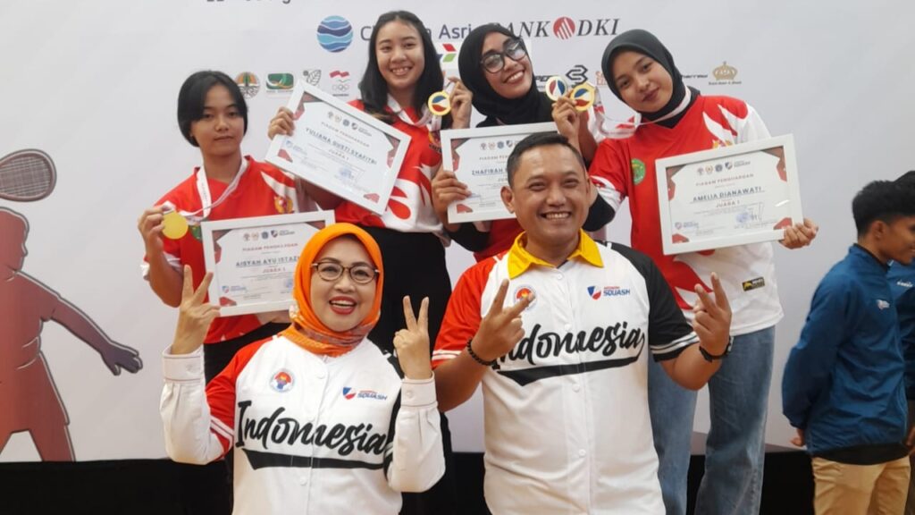Squash Kaltim Berhasil Raih Juara Umum III di Ajang Kejurnas Squash Jakarta Seno Aji, Ketua Squash Kaltim bersama para Atlet.