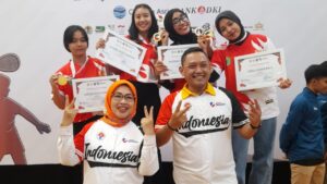 Seno Aji, Ketua Squash Kaltim bersama para Atlet.