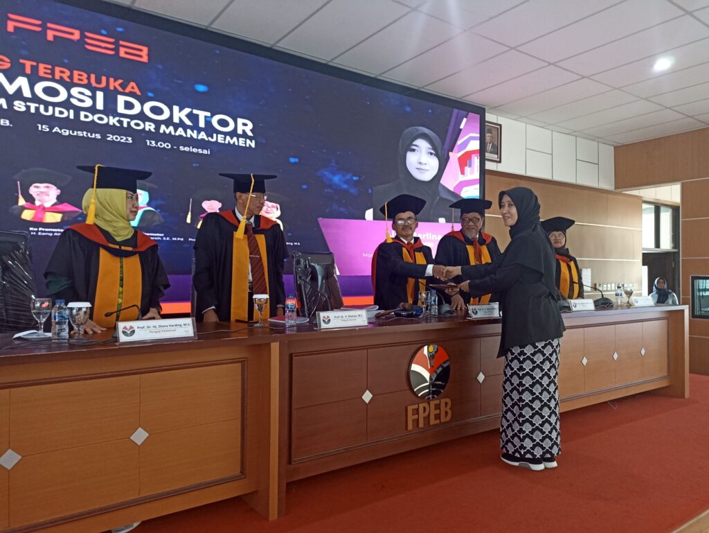 Lina Marlina Raih Gelar Doktor dengan IPK 3,96 Hampir Sempurna Prosesi Sidang Terbuka Promosi Doktor Lina Marlina.