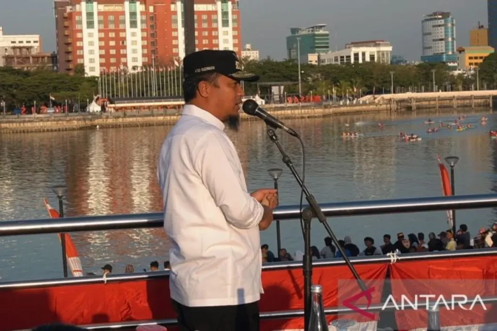 Dukung Pemulihan Ekonomi Nelayan, Gubernur Sulsel Serahkan Bantuan Kapal Gubernur Sulawesi Selatan, Andi Sudirman Sulaiman (foto: Antara)