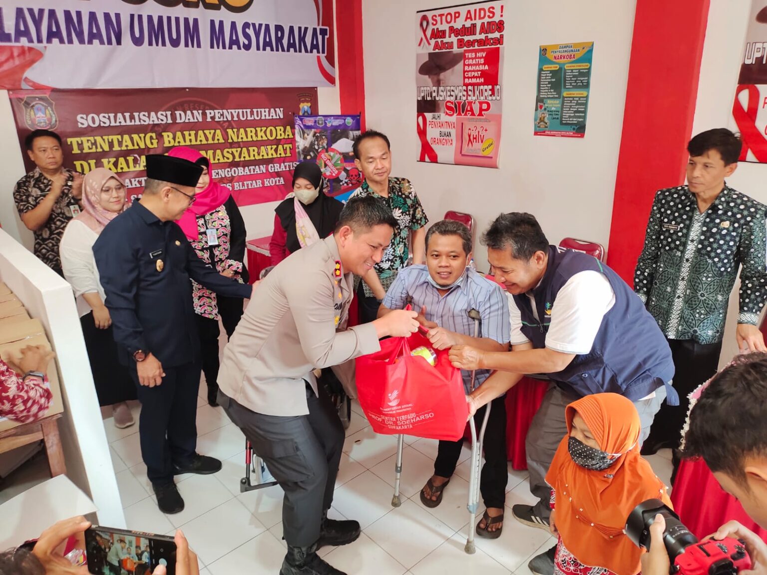 Kapolresta Blitar Beri Bansos bagi Penyandang Disabilitas di Kampung Tangguh Bebas Narkoba Kapolresta Blitar Berikan Bantuan Sosial dan pengobatan gratis bagi penyandang Disabilitas di Kampung Tangguh Bebas Narkoba
