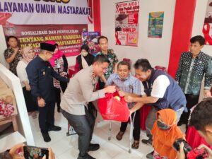 Kapolresta Blitar Berikan Bantuan Sosial dan pengobatan gratis bagi penyandang Disabilitas di Kampung Tangguh Bebas Narkoba