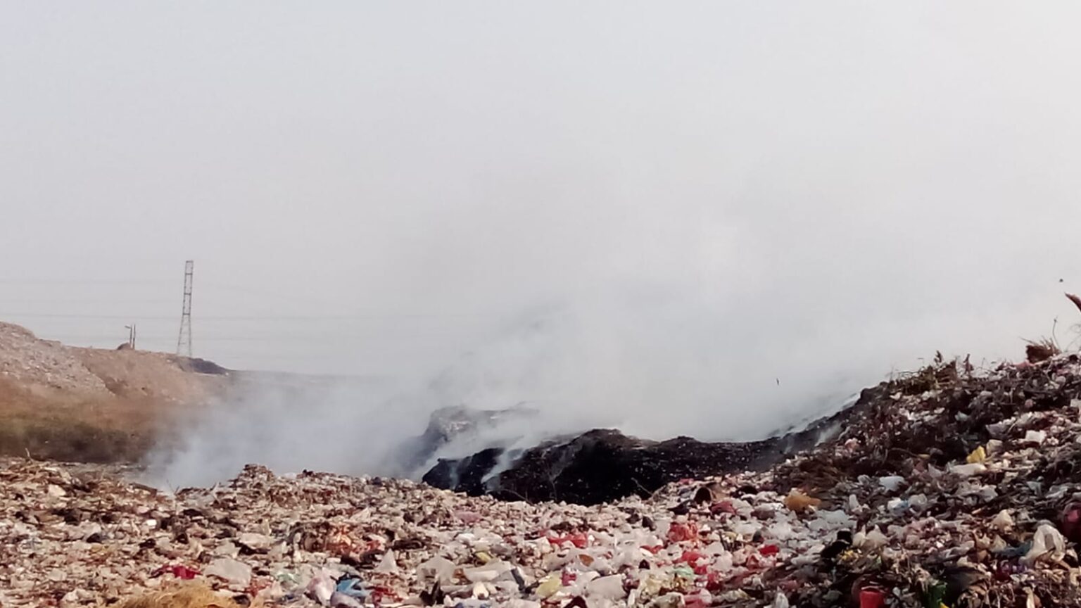 Kebakaran di TPA Randegan, Warga Terganggu Asap Tebal Tempat Pembuangan Akhir (TPA) di Randegan, Kelurahan Kedundung, Kecamatan Magersari, Kota Mojokerto alami kebakaran,Sabtu (9/9/23)