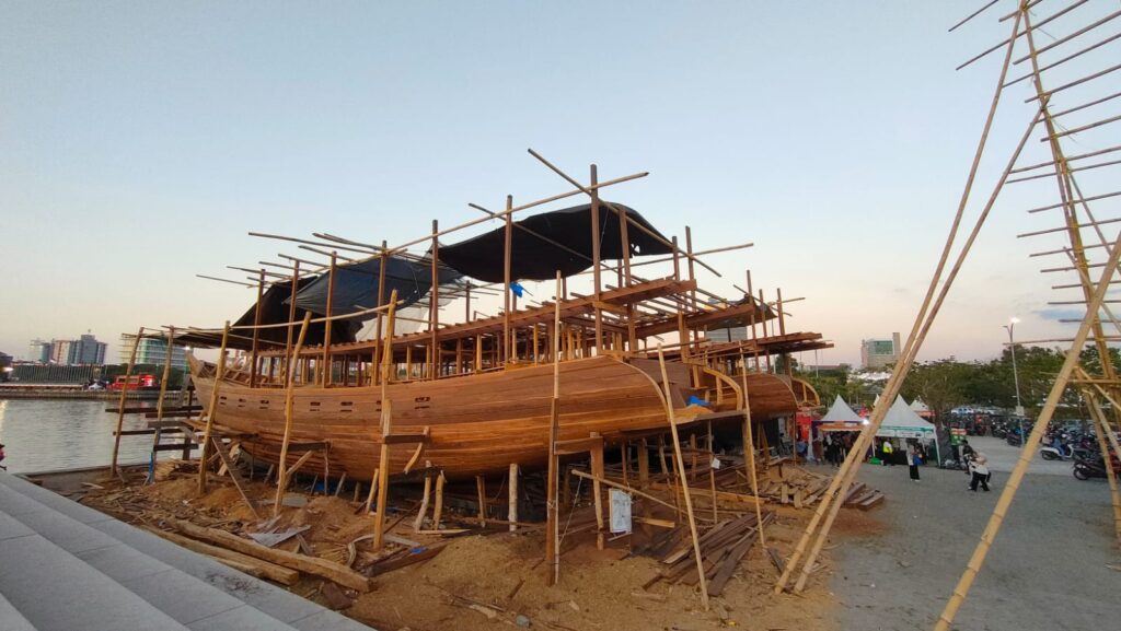 Dua Kapal Pinisi di CPI Makassar  Bangga Pakai Produk Dalam Negeri Pembuatan dua kapal phinisi di Makasar