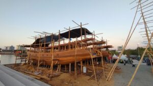 Pembuatan dua kapal phinisi di Makasar