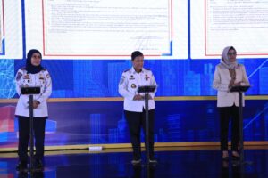 Teks : Penandatanganan Pakta Integritas Pelaksanaan Digitalisasi Laysnan Kapal dan Barang, Tahap II-2023