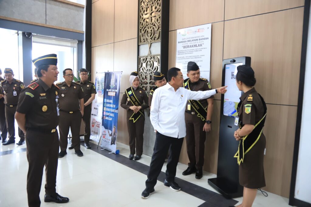 Wakil Jaksa Agung Kunjungi Kejati Kaltim Wakil Jaksa Agung Republik Indonesia, Dr. Sunarta, SH saat mengunjungi Kejati Kaltim