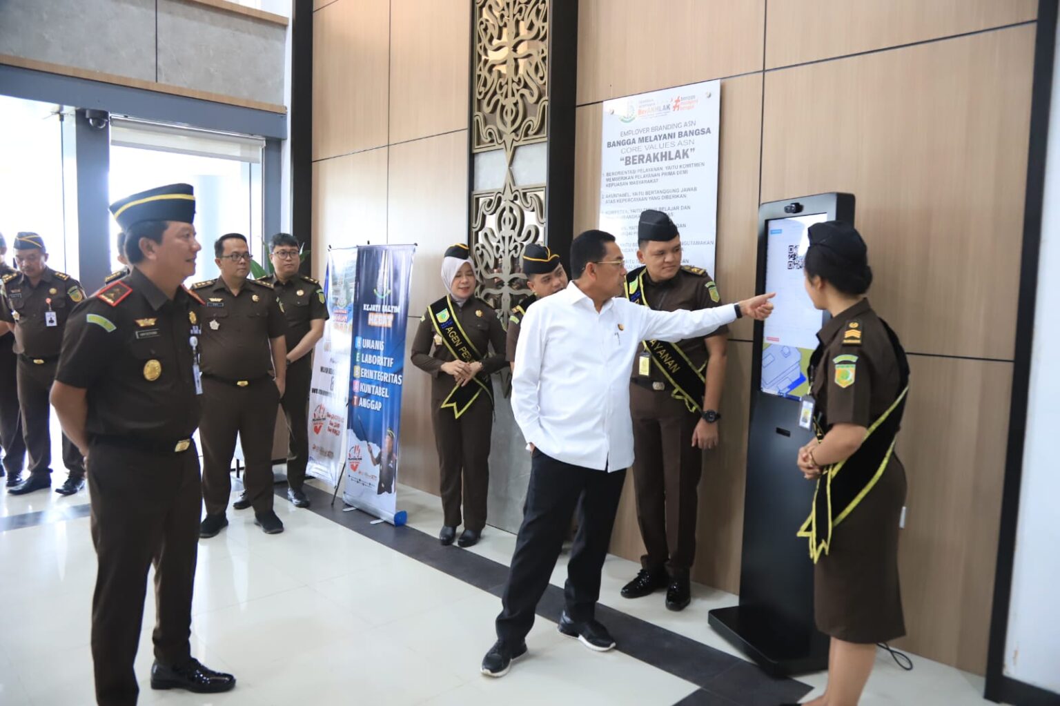 Wakil Jaksa Agung Kunjungi Kejati Kaltim Wakil Jaksa Agung Republik Indonesia, Dr. Sunarta, SH saat mengunjungi Kejati Kaltim